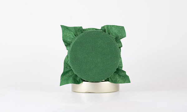 Glas mit grünem Hut